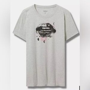 New Torrid Light Gray Tee with Artistic Lip Design Women’s Size 0 L/12